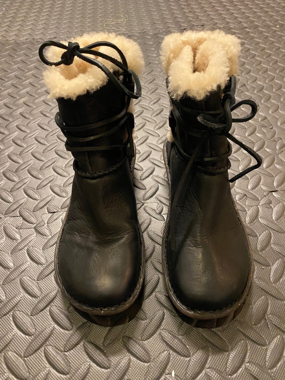 UGG Caspia 1932 Lace Up Ankle Black Leather Shearling Boots, Sz 7